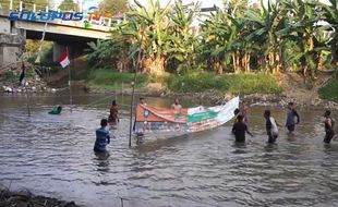 Perlombaan HUT ke-76 RI Dilarang Pancing Kerumunan, Bernostalgia Saja Lomba Voli di Kali Pepe