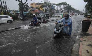 FOTO : Hujan Deras, Sejumlah Kendaraan Mogok di Depok