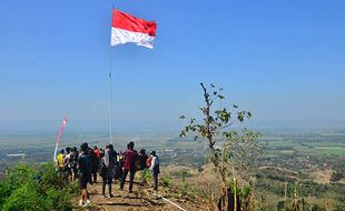 FOTO : Pengibaran Bendera Merah Putih Di Bukit Patiayam Kudus