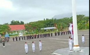 Pengait Patah, Bendera Merah Putih Jatuh Saat Upacara, Bupati Sampai Minta Maaf