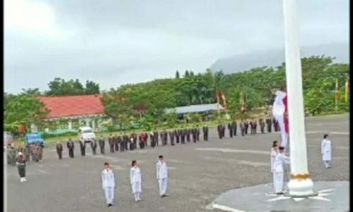 Pengait Patah, Bendera Merah Putih Jatuh Saat Upacara, Bupati Sampai Minta Maaf