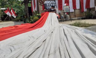 HUT RI, Pemilik Museum di Sukoharjo Ini Pasang 100 Bendera Merah Putih dan Jahit Bendera Raksasa