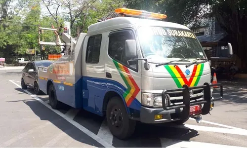 Nekat Parkir di Area Stadion Manahan Solo, 4 Mobil Diderek Petugas