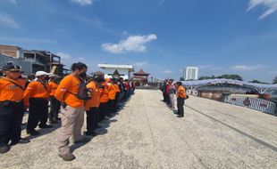 HUT ke-19, DMC Solo Bagikan Paket Sembako dan Bersihkan Masjid