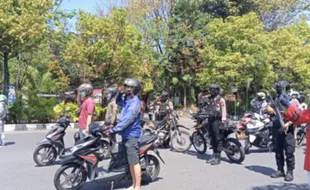 Polisi Setop Puluhan Kendaraan di Depan Mapolresta Solo Peringati Detik-Detik Proklamasi