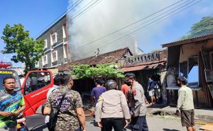 Rumpun Bambu Terbakar Bikin Warga Gemolong Sragen Panik