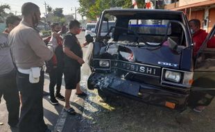 Hindari 2 Sepeda Motor, Pikap Seruduk Angkot di Karanganyar