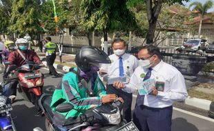 PN Sukoharjo Kampanye Antigratifikasi Lewat Bagi-Bagi Masker