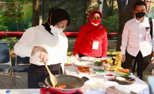 Galang Dana Sosial, Mensos Risma Lelang Nasi Goreng Laku hingga Rp6 Juta