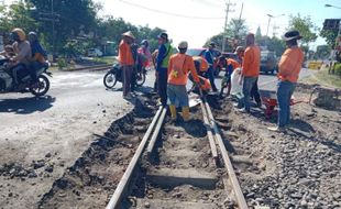 Ada Perbaikan Lintasan KA di Madiun, Magetan, dan Ngawi, Pengguna Jalan Diminta Lebih Hati-Hati