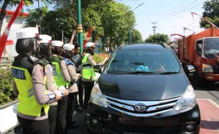 Sosialisasikan Aplikasi PeduliLindungi, Polwan Satlantas Sukoharjo Pun Ikut Turun ke Jalan