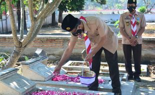 HUT ke-60 Pramuka, Pengurus Kwarcab Sukoharjo Ziarah ke Makam Tokoh Kepanduan