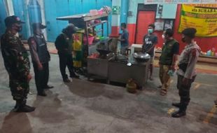 Langgar Aturan PPKM, 13 Rumah Makan di Sukoharjo Disegel dan Didenda Rp250.000