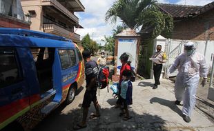 FOTO : Pemindahan Warga Status OTG ke Lokasi Karantina Terpusat