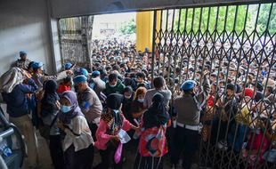 FOTO : Warga Berdesakan Antre Vaksinasi di Medan