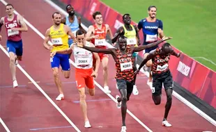 FOTO : Pelari Kenya Raih Emas Atletik 800 Meter Putra