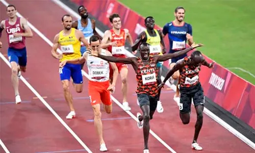 FOTO : Pelari Kenya Raih Emas Atletik 800 Meter Putra