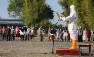 Pakai Hazmat, Gubernur Ganjar Pimpin Upacara Kemerdekaan RI di RSDC Donohudan Boyolali