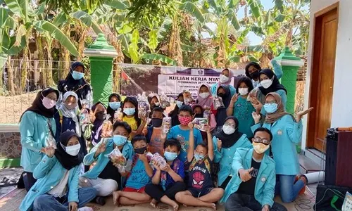 KKN UNS 335 Dampingi Anak TK dan SD di Sragen Belajar