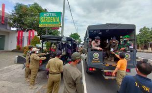 Gencarkan Razia, Satpol PP Klaten Bongkar 3 Lapak PKL