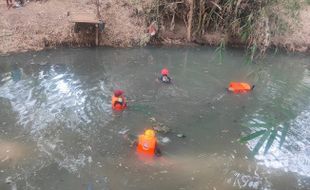 Cari Ikan Bocah Ponorogo Tenggelam di Sungai Urung-Urung