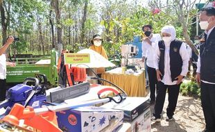 Khofifah Bantu Petani Hutan Madiun Alat Ekonomi Produktif 