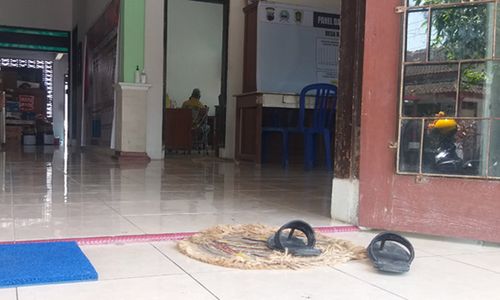 Sopan Banget, Warga Bakungan Klaten Copot Sandal saat Masuk Kantor Desa