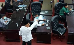 Walah! Bupati Solok Ngamuk Saat Sidang Paripurna DPRD