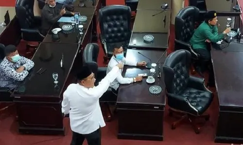 Walah! Bupati Solok Ngamuk Saat Sidang Paripurna DPRD