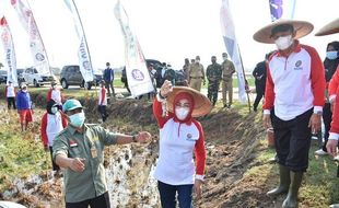 Wow! Bupati Grobogan Pegang Tikus Hasil Gropyokan