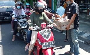 Harga Anjlok, Peternak Ayam Malah Bagi Telur Gratis