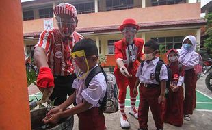 Aksi Badut Kampanye Protokol Kesehatan Kepada Siswa di Bogor