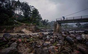 Belasan Rumah Rusak dan Jembatan Putus Akibat Banjir Bandang di Bogor