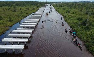 Hampir Sebulan Banjir Rendam Jalan Trans Kalimantan, Kendaraan Antre Melintas