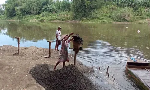 Sungai Bengawan Solo Tercemar, Penambang Pasir di Sragen Harus Ekstra Waspada