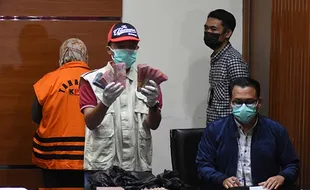 OTT Bupati Kolaka Timur, KPK Tunjukkan Barang Bukti Uang Rp225 Juta