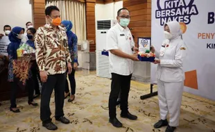 Kimia Farma Bagikan Paket Imunitas ke 8.800 Nakes Semarang