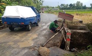 Hati-Hati Lur! Jembatan Trobayan Sragen Retak-Retak, Rawan Ambles