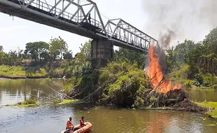 Penampakan Tumpukan Sampah Selama 20 Tahun di Jembatan Sambirejo Madiun