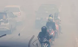 Kebakaran Lahan Dekati Permukiman Warga, Banjarbaru Kalsel Diselimuti Kabut Asap