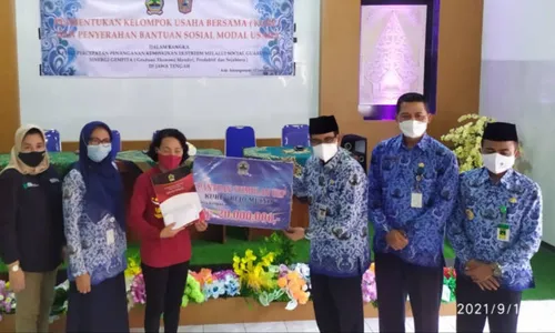 Bantu Luluskan PKH, Kube Rejo Mulyo Koripan Karanganyar Dapat Tambahan Modal Rp20 Juta