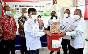 PMI Salatiga Latih Warga Olah Sampah Organik Jadi Eco Enzyme