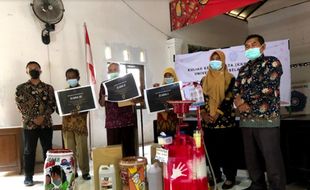 Kreatif! Tim 306 KKN UNS Ajak Warga Ngadirojo Wonogiri Bikin Tempat Cuci Tangan Unik