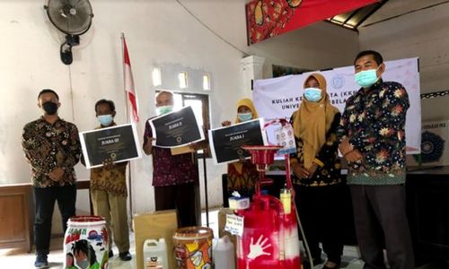 Kreatif! Tim 306 KKN UNS Ajak Warga Ngadirojo Wonogiri Bikin Tempat Cuci Tangan Unik