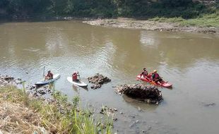 Aksi Pegiat Lingkungan Naik Kano Membersihkan Sampah di Sungai Bengawan Solo