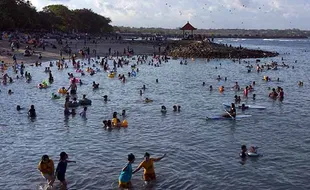 PPKM Level 3: Begini Keramaian Pengunjung di Pantai Sanur Bali