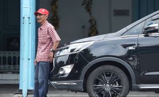 Kisah Mobil Presiden Jokowi Dorong Mobil Mogok di Wilayah Banjir