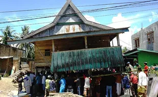 Keunikan Tradisi Memindahkan Rumah untuk Menjaga Kebersamaan Warga di Sulawesi Barat