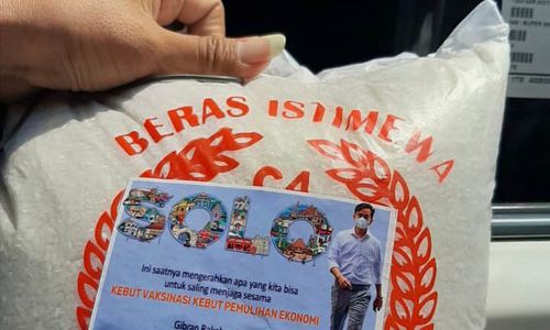 Bagasi Mobil Gibran Penuh Beras Bergambar Dirinya, Sinyal Apa?