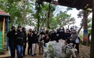 Peringati World Cleanup Day, Pemuda Madiun Punguti Sampah di Wana Wisata Grape